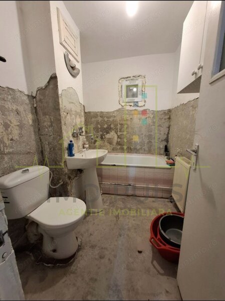 Aradului. Decomandat. 53.58 mp utili + balcon. Centrala proprie