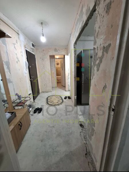 Aradului. Decomandat. 53.58 mp utili + balcon. Centrala proprie